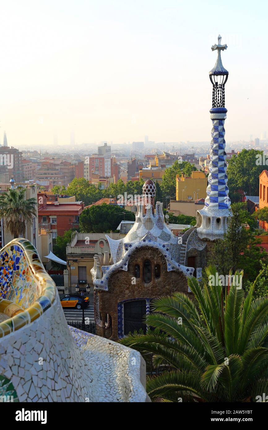 Parc Guell ein Garten mit Blick auf Barcelona, entworfen und gebaut von Guadi und Josep Jujol im Jahr 1914. Stockfoto