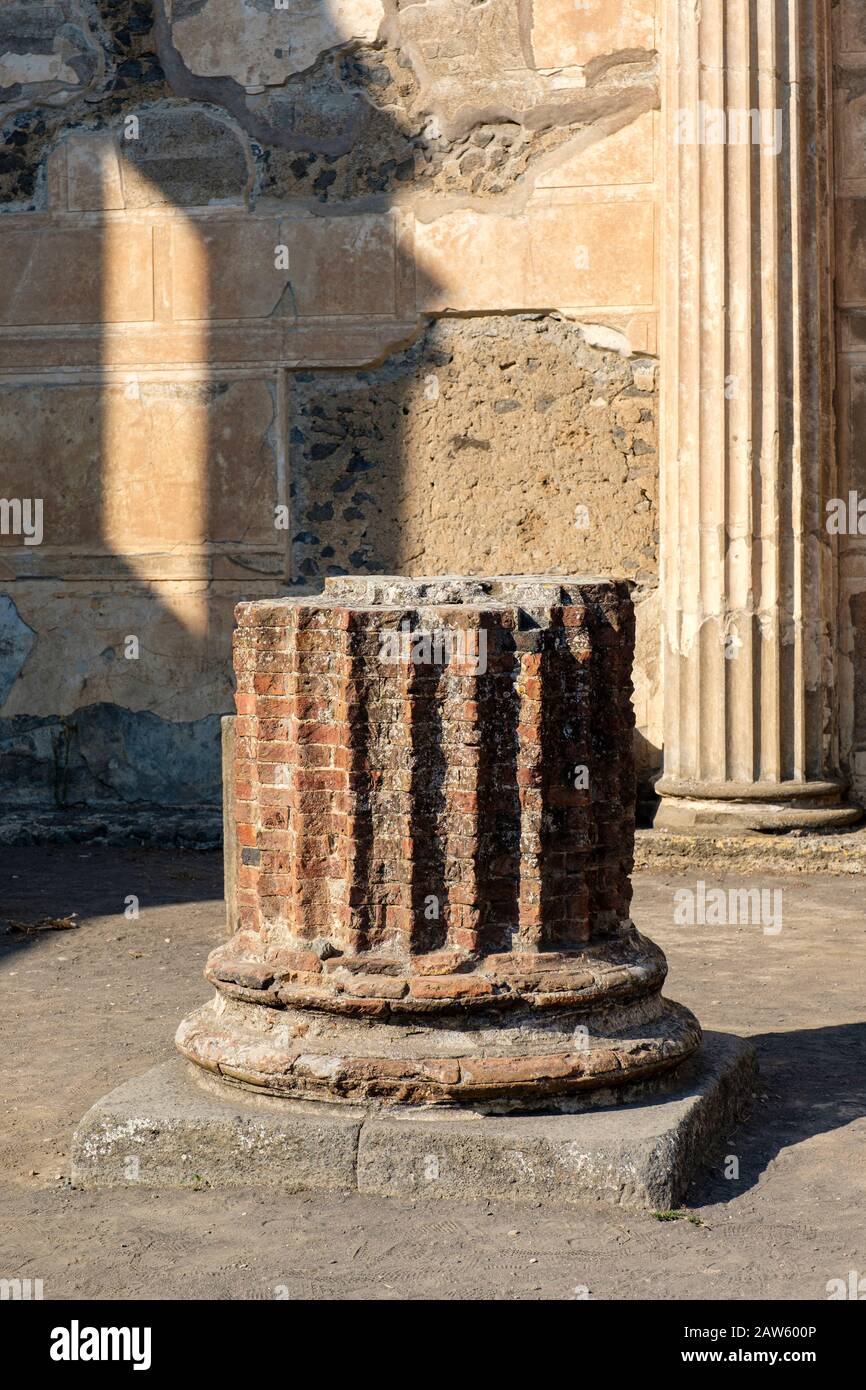 Ruinen von Pompeji, Basis der römischen Säule, Pompeji-Basilika, antike Stadt Pompeji, Italien, Europa Stockfoto