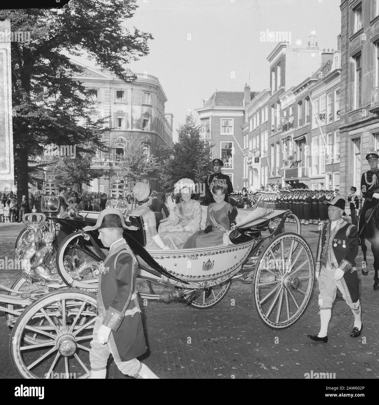 Eröffnung des Parlaments in Richtung Courtyard, Prinzessin Beatrix, Prinzessin Margriet und Prinzessin Christina Datum: 21. September 1965 Stichwörter: Eröffnungsperson Name: Beatrix, Prinzessin, Christina, Prinzessin Stockfoto