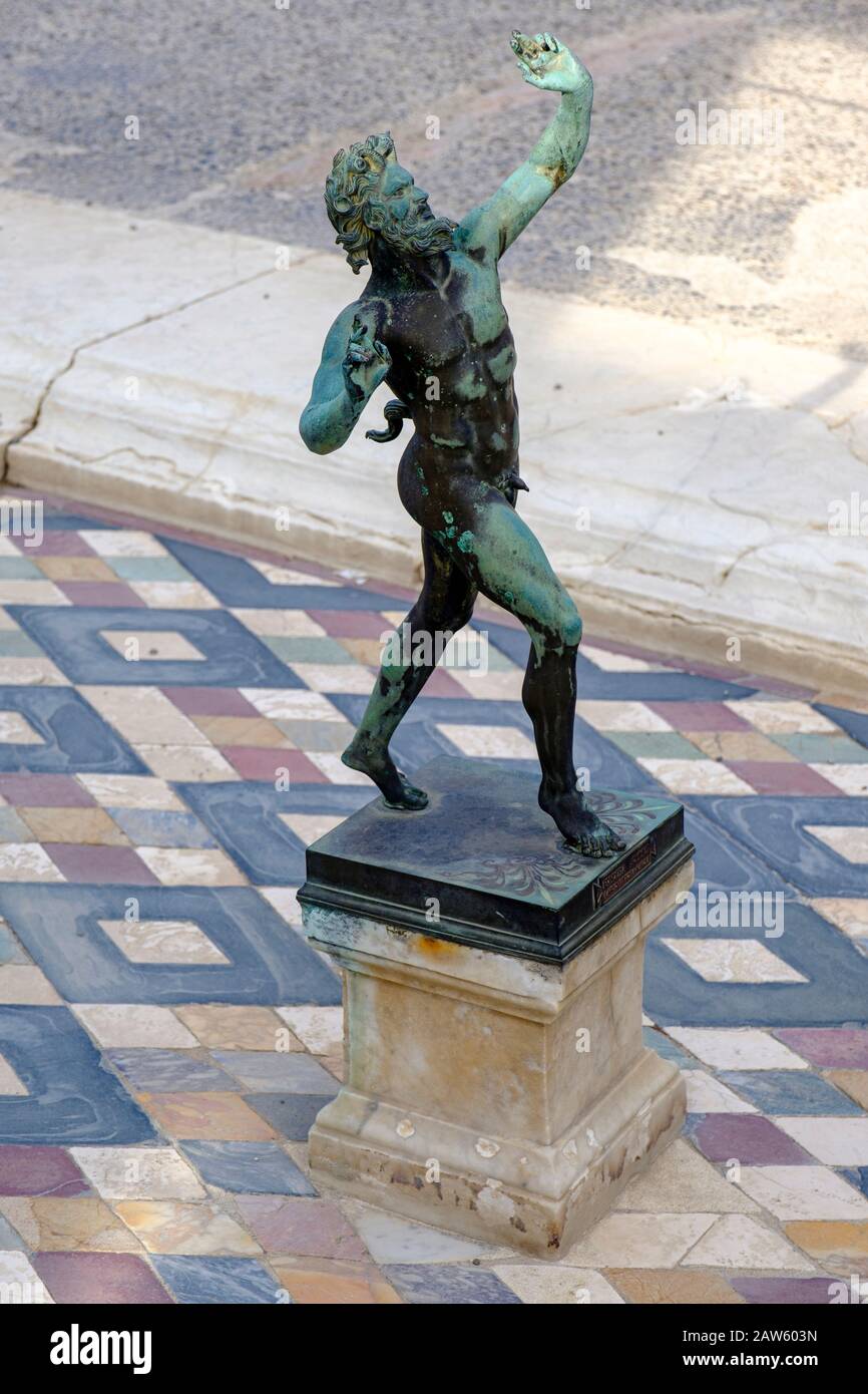 Pompeji-Ruinen, Tanzender Faun, Nachbildung der Satyr-Bronzestatue, Atrium des Hauses Faun, Tablinum Casa del Fauno, antike Stadt Pompeji, Italien, Europa Stockfoto