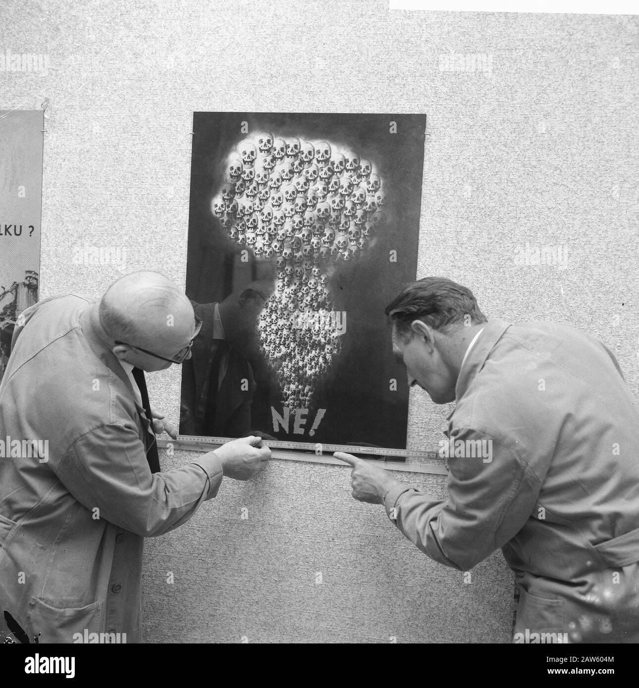 Politische Plakate aus dem Tschechoslowaken Museum: Nuke Säule Schädel Datum: 30. September 1965 Ort: Amsterdam Schlagwörter: Plakate, Ausstellungen Stockfoto