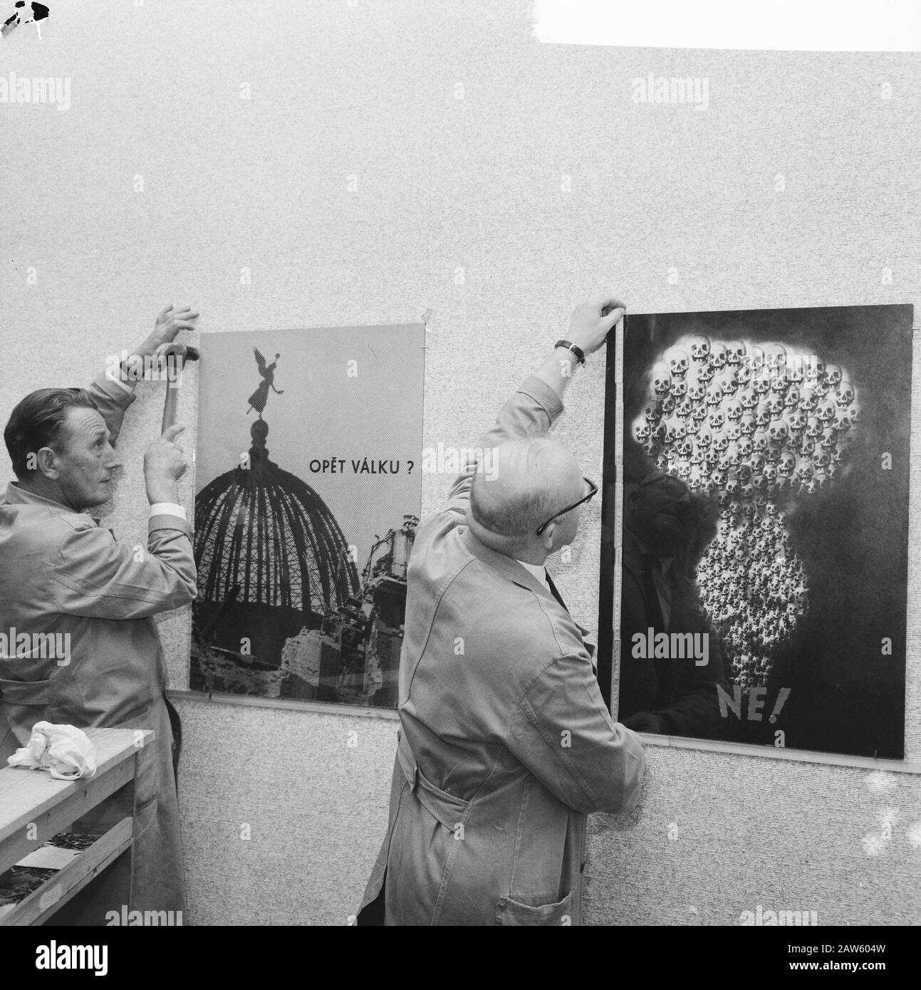 Politische Plakate aus dem Tschechoslowakische Museum Datum: 30. September 1965 Ort: Amsterdam Schlagwörter: Plakate, Ausstellungen Stockfoto