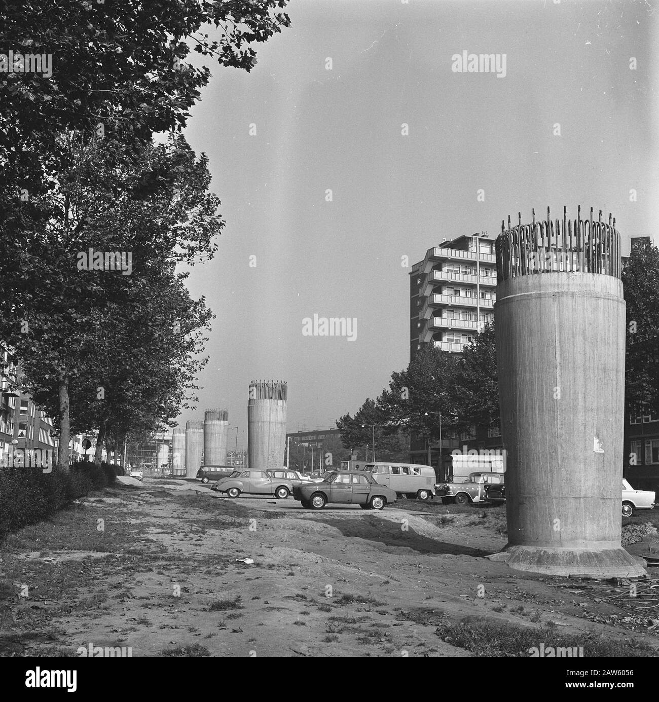 Bau der U-Bahn in Rotterdam; die Flugroute am südlichen Ufer der Maas-U-Bahn, öffentliche Verkehrsmittel, Baudatum: 11. Oktober 1965 Standort: Rotterdam, South Holland Schlüsselwörter: Bau, U-Bahn, öffentlicher Verkehr Stockfoto