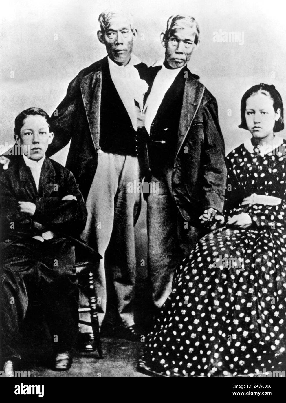 1870 Ca, USA: Die gefeierten Thai-Amerikanerinnen verbanden DIE SIAMESISCHEN ZWILLINGE Chang und eng BUNKERANLAGE (* um November, † um 1870) mit einem Sohn und einer Tochter. Geboren in der Nähe von B. Stockfoto
