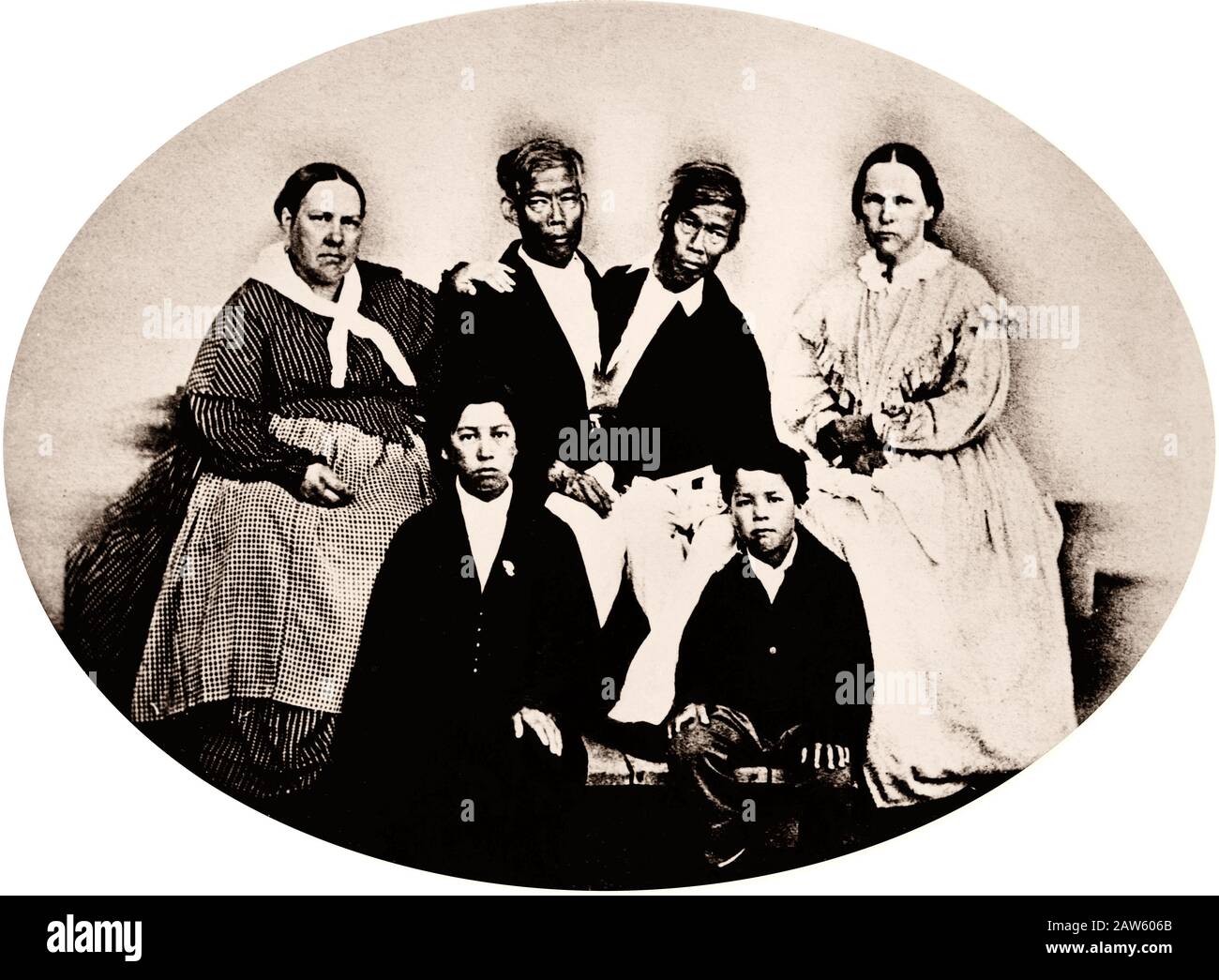 1860 Ca, USA: Die gefeierten thailändisch-amerikanischen ZWILLINGE Chang und eng BUNKER (* um 11:11, † um 18:30) mit Wehs und 2 Söhnen. Geboren in der Nähe von Bangk Stockfoto