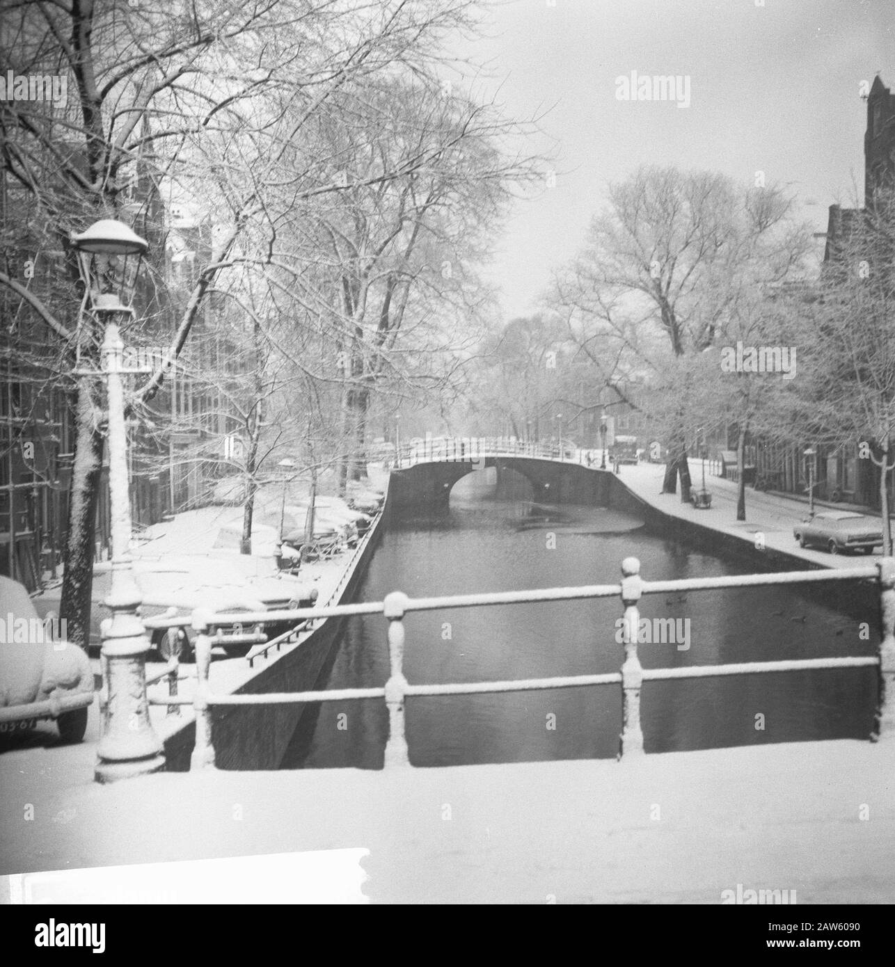 Prinsengracht in Amsterdam im Schnee um acht Uhr am Morgen Datum: 27. November 1965 Ort: Amsterdam, Noord-Holland Schlüsselwörter: Kanal, Schnee, Stadtbilder: Nijs, Jac. Der / Anefo Urheberrechtsinhaber: National Archives Materialtyp: Negative (schwarz/weiß) Archivnummer: Siehe Zugang 2.24.01.03 Stockfoto