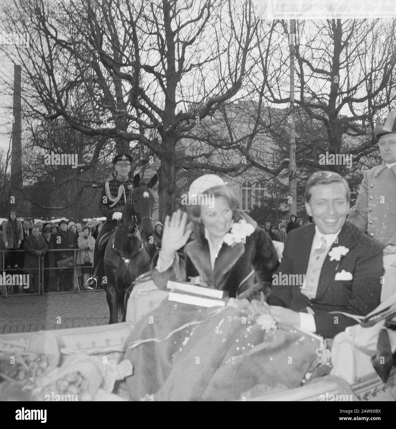 Ondertrouw Prinzessin Beatrix und Claus während der Fahrt Datum: 17. Februar 1966 Schlüsselwörter: Banns, Rijtoeren, princesses Person Name: Beatrix, Prinzessin, Claus, Prinz Stockfoto