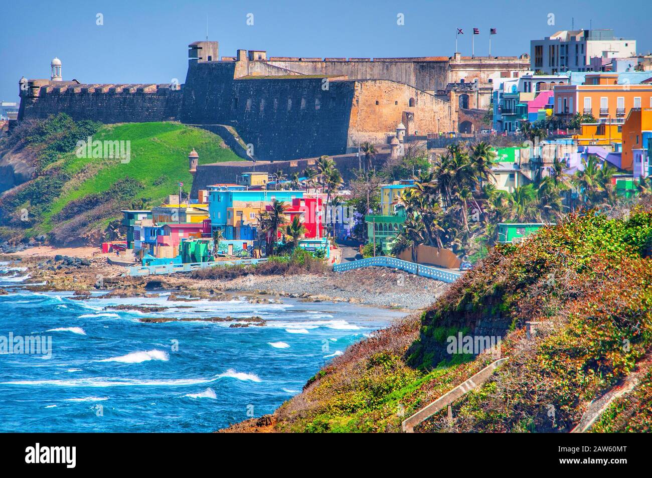 Bunte Häuser führen am Hang über den Blick auf den Strand in San Juan, Puerto Rico Stockfoto