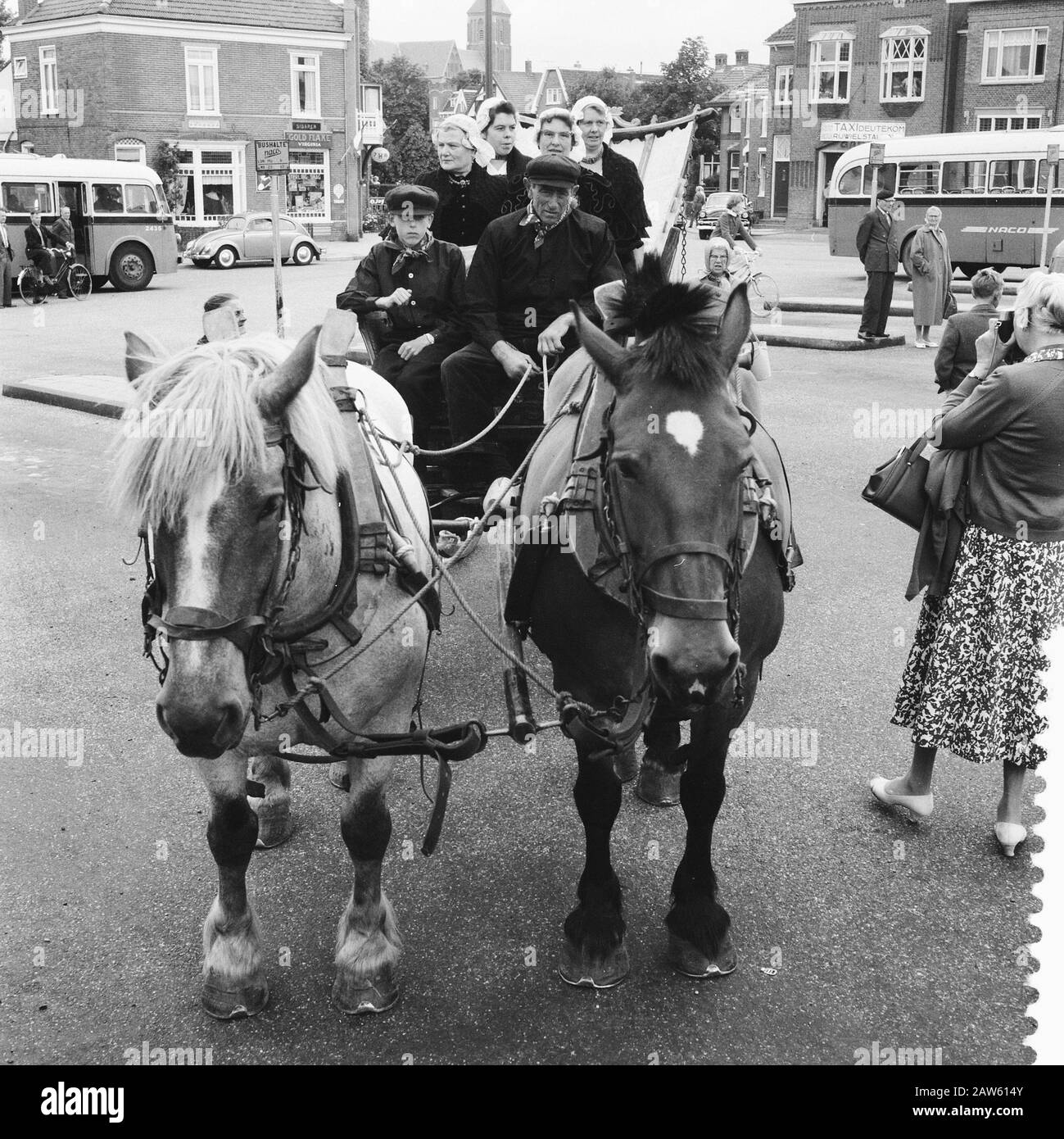 [Menschen in Tracht mit Pferd und Wagen] Datum: Undatiert Stockfoto