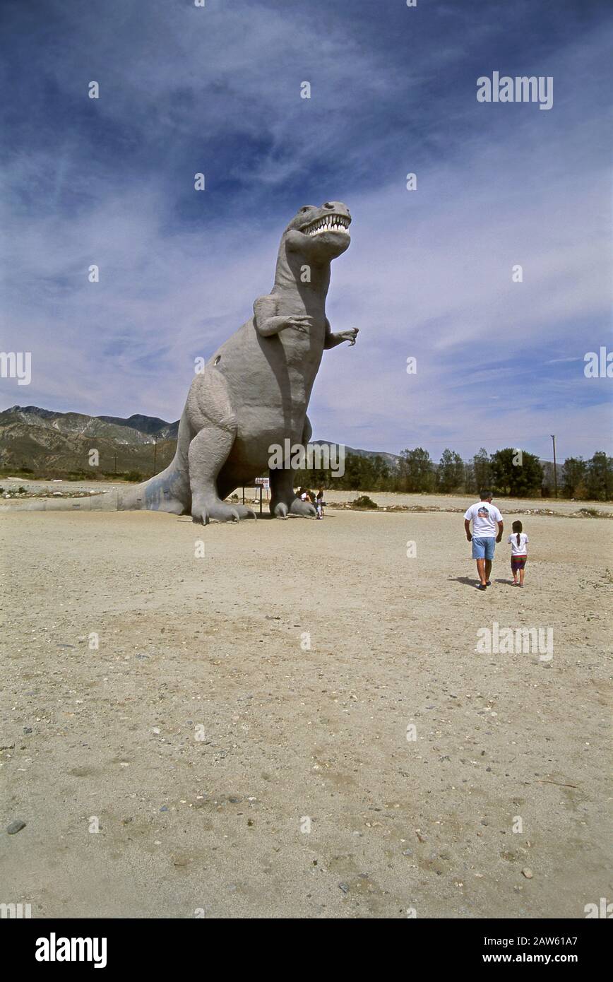 Touristen, die die riesige Dinosaurier-Roadside-Attraktion in Cabazon, CA, besuchen Stockfoto