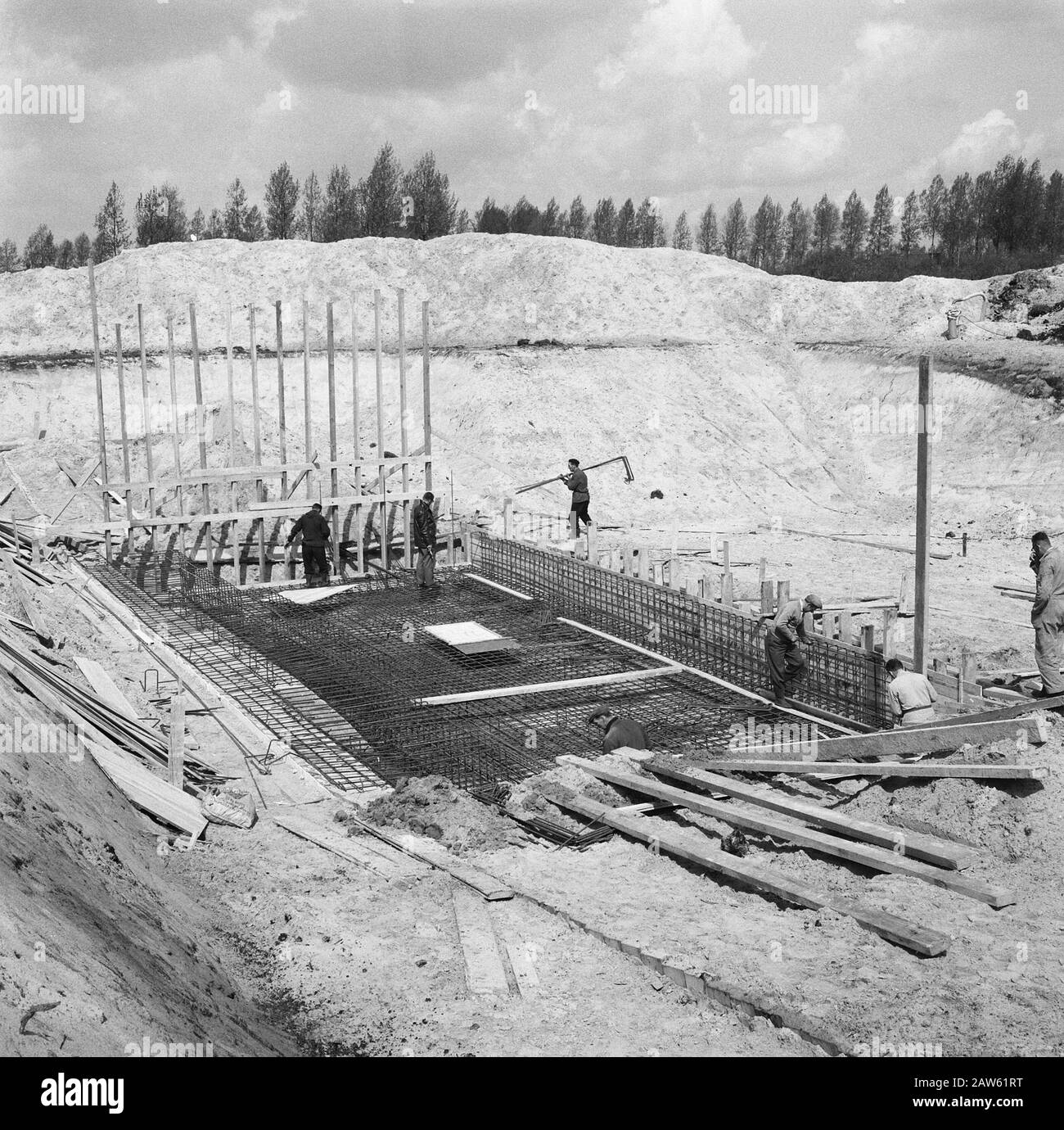 Normalisierung von Bächen, Graben und Einfüllen von Schützengräben, Legeabflüsse, Keule und Hecke, Arbeit, Baustellen, Arbeiter, Stauanlagen, Landverdichtung Aschedurchfluss Datum: Mai 1963 Stichworte: Arbeiter, Baustellen, Taucher und Hecke, Graben und Einfüllen von Schützengräben, Legeabflüsse, Normalisierung von Bächen, Staudämmen, Name der Arbeitsperson: Landkonsolidierung Aschedurchfluss Stockfoto