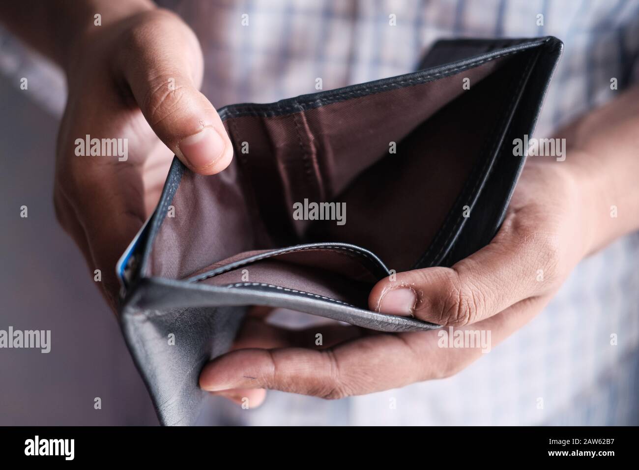 Mann Hand mit leerer Brieftasche, Schuldenkonzept Stockfoto