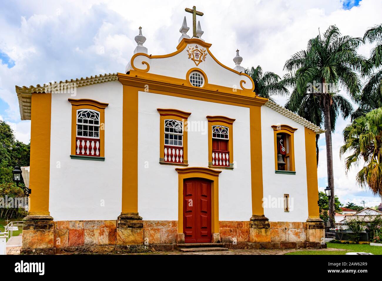 Fassade einer alten Kirche, die im 18. Jahrhundert im Stil des Barock in der berühmten Stadt Tiradentes, Minas Gerais, erbaut wurde Stockfoto