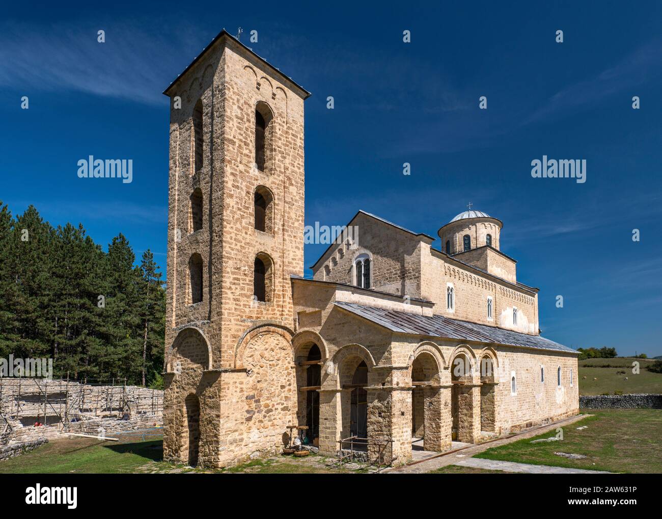 Kirche der Heiligen Dreifaltigkeit, 13. Jahrhundert, im Stil der Bizyzine, Serbisch-orthodoxe Kirche im Kloster Sopocani, UNESCO-Weltkulturerbe, in der Nähe von Novi Pazar, Serbien Stockfoto