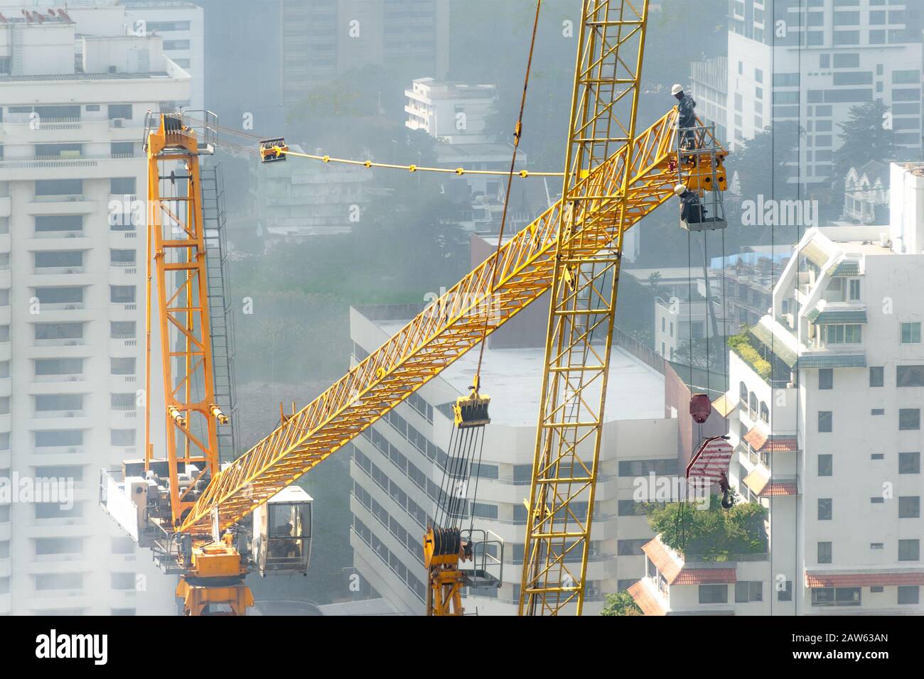 Luftaufnahme einer Baustelle mit aufstellender Besatzung an einem verschnürten Tag Turmkran. Stockfoto