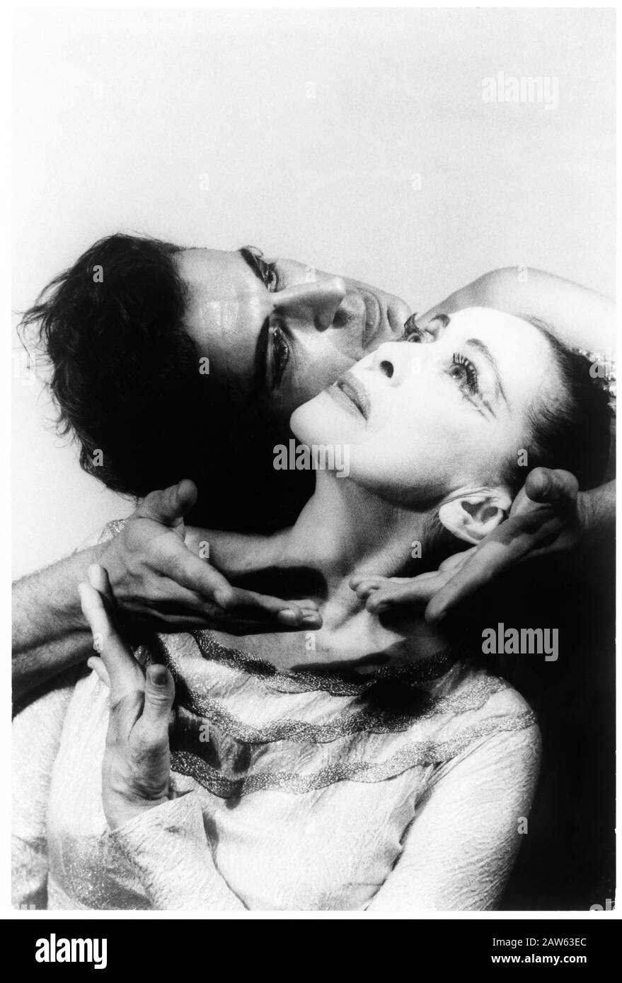 1961 , 27. juni , NEW YORK , USA : Die gefeierte moderne Balletttänzerin der USA und Coreographin MARTHA GRAHAM (* 1894; † 1991) mit BERTRAM ROSS (* 1920; Stockfoto