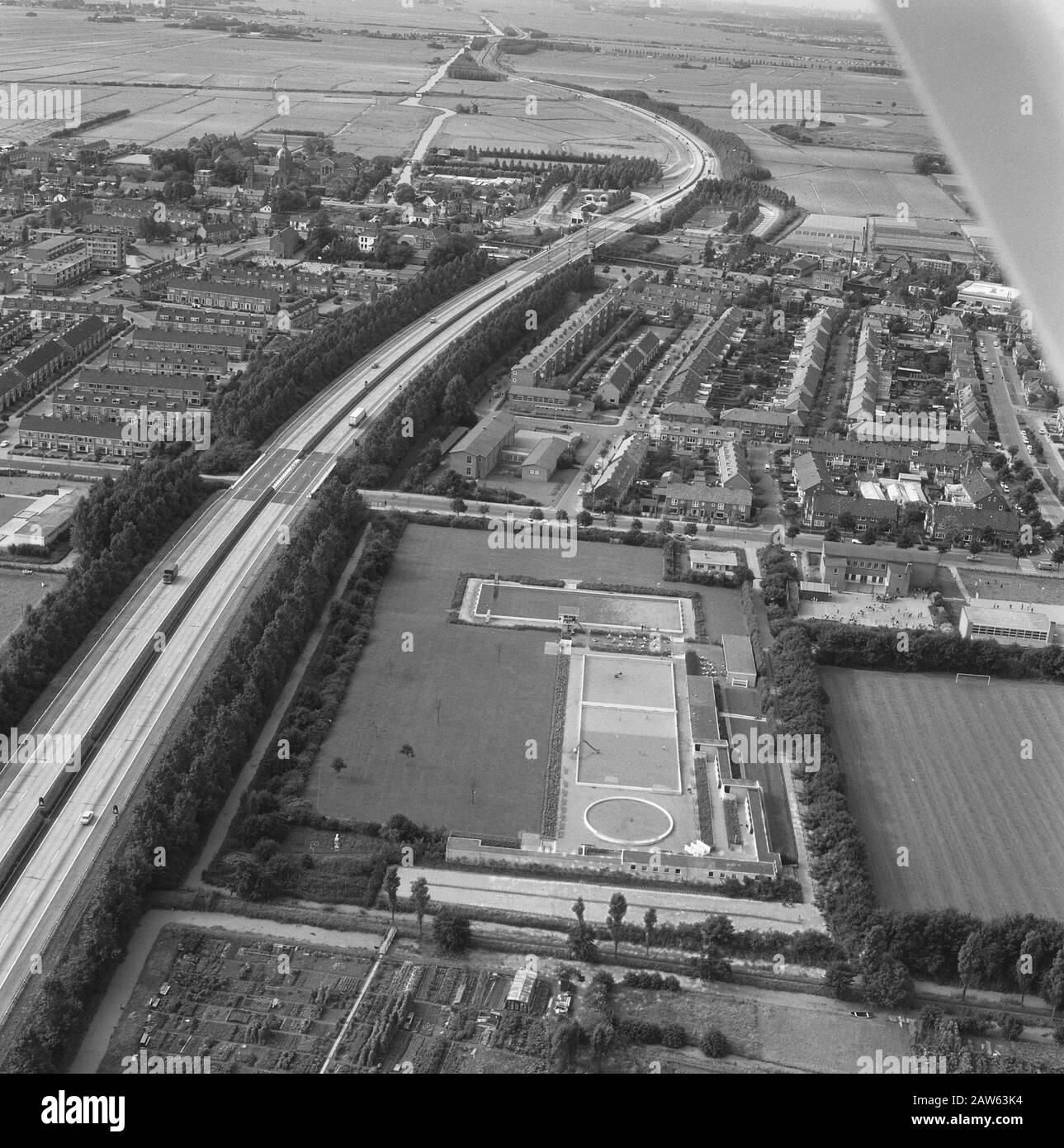 Luftansicht. Freibad und Sportanlage Leiderdorp Anmerkung: Blick vom Süden. Links auf der A4. Der Pool ist weg. Jetzt Fußball RKVV Meerburg Datum: 1968 Ort: Leiderdorp Schlagwörter: Luftaufnahmen, Becken Stockfoto