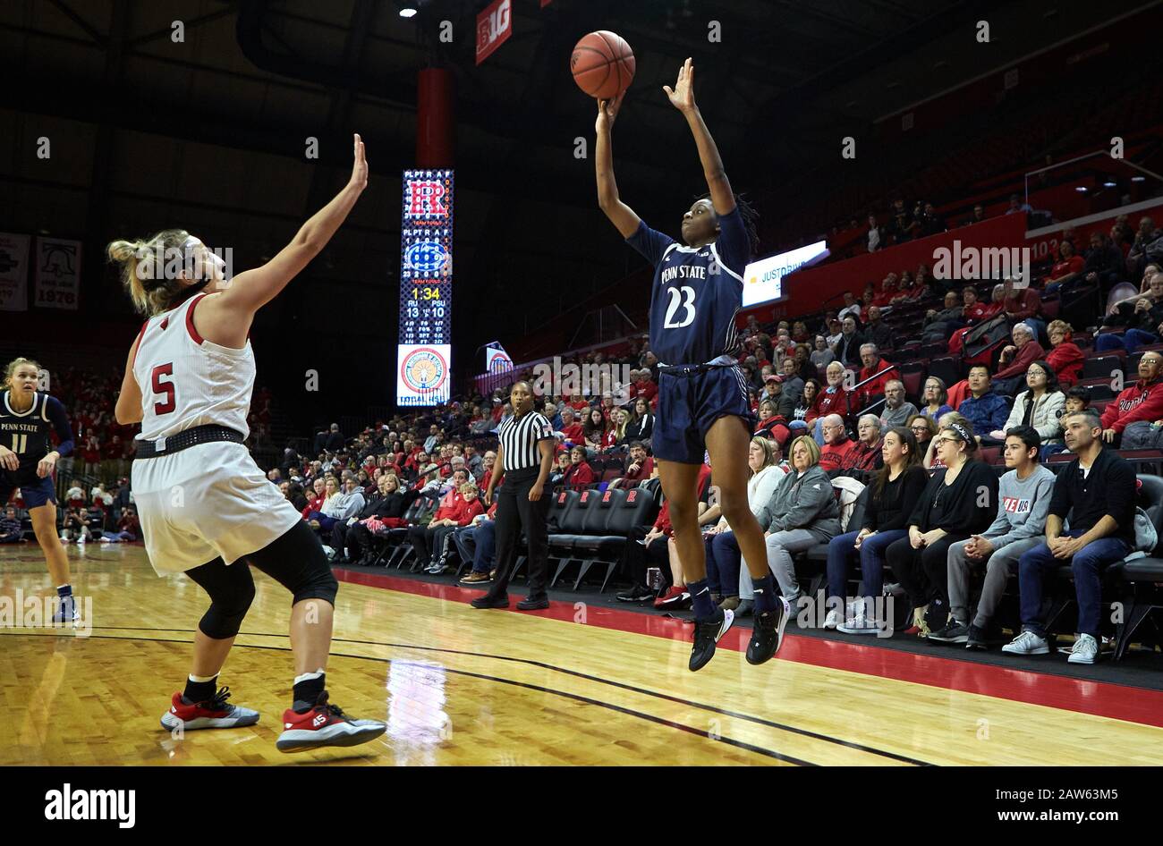 Piscataway, New Jersey, USA. Februar 2020. Penn State Nittany Lions Guard Shay Hagans (23) schießt in der ersten Hälfte während eines Spiels zwischen den Penn State Nittany Lions und den Rutgers Scarlet Knights im Rutgers Athletic Center in Piscataway, New Jersey über Rutgers Scarlet Knights (5). Rutgers besiegte Penn State 72-39. Duncan Williams/CSM/Alamy Live News Stockfoto