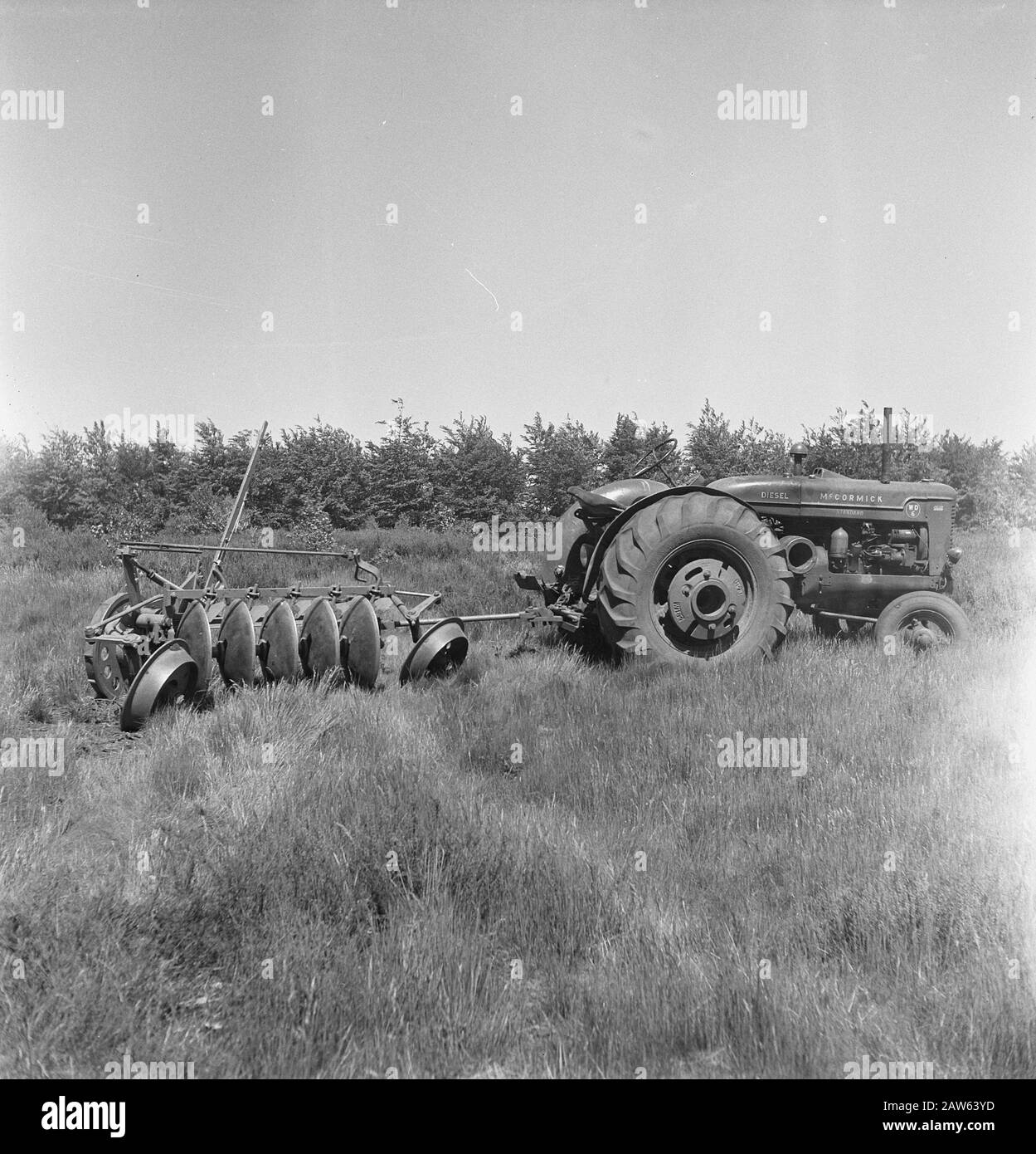Pflüge, Traktoren Datum: Undatierte Schlüsselwörter: Pflüge, Traktoren Stockfoto