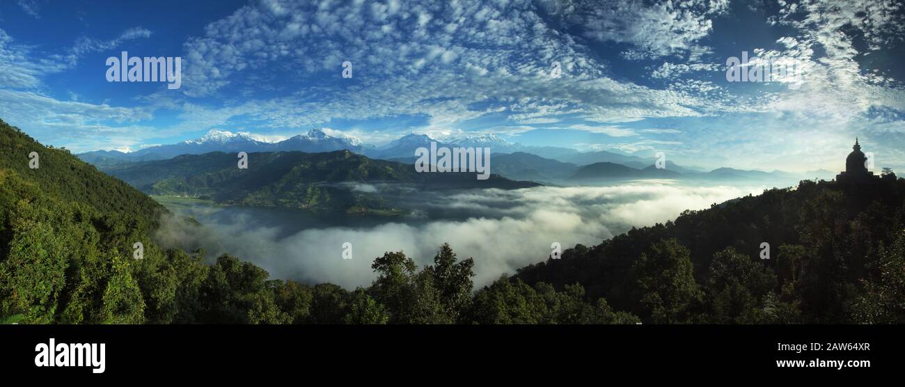 Blick auf die Annapurna Range von Pokhara, Nepal Stockfoto