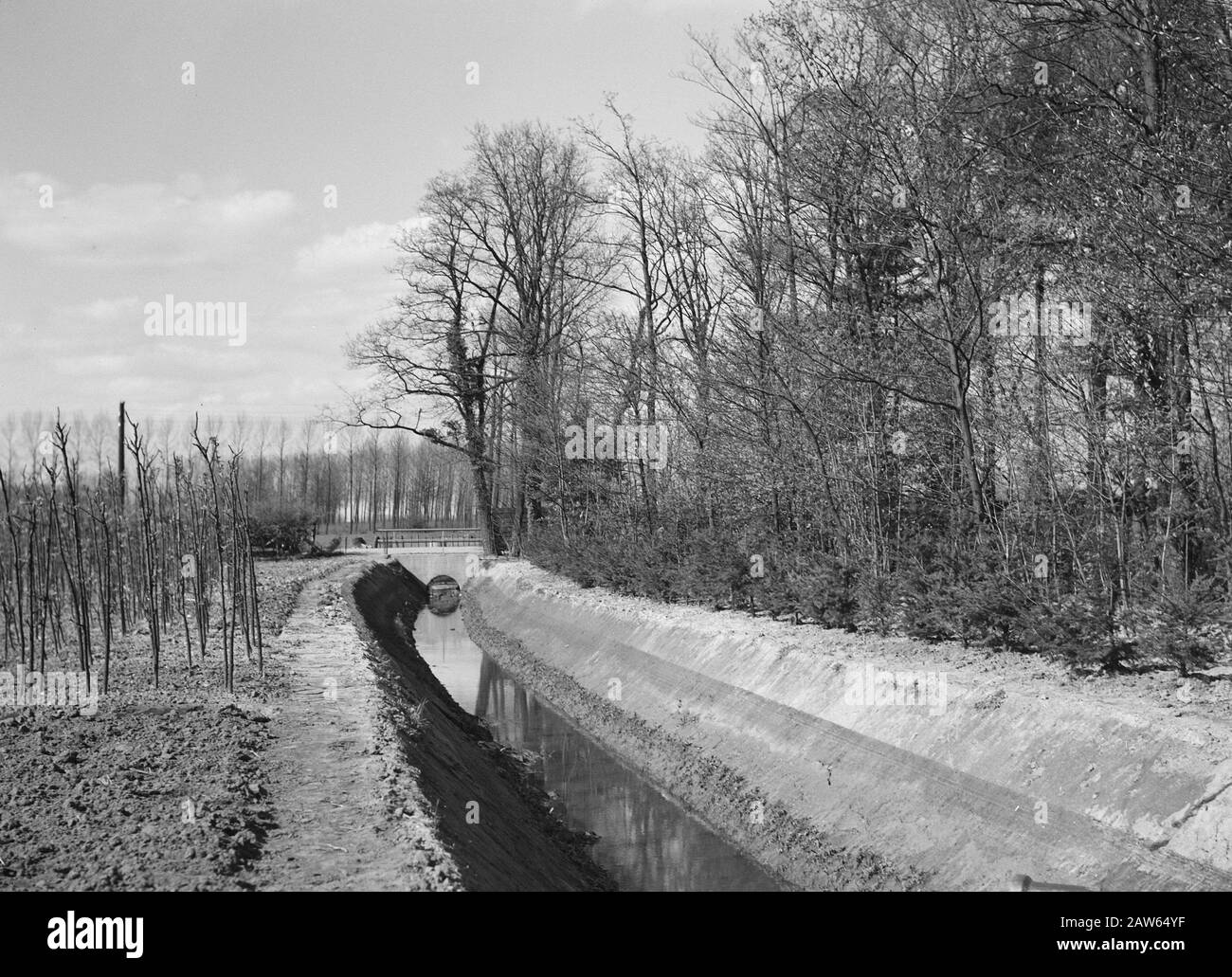 Normalisierung von Bächen, Graben und Einfüllen von Schützengräben Datum: Undatierte Stichwörter: Graben und Einfüllen von Schützengräben, Normalisierung von Bächen Stockfoto