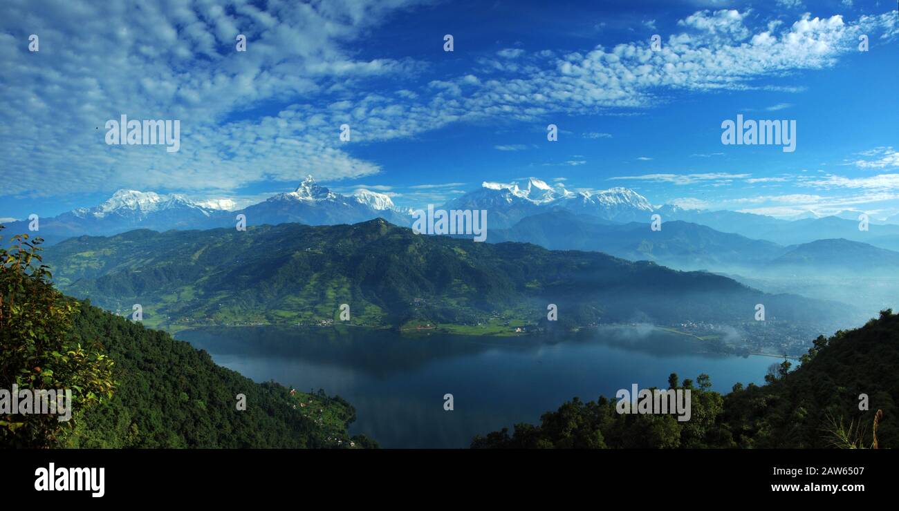 Blick auf die Annapurna Range von Pokhara, Nepal Stockfoto