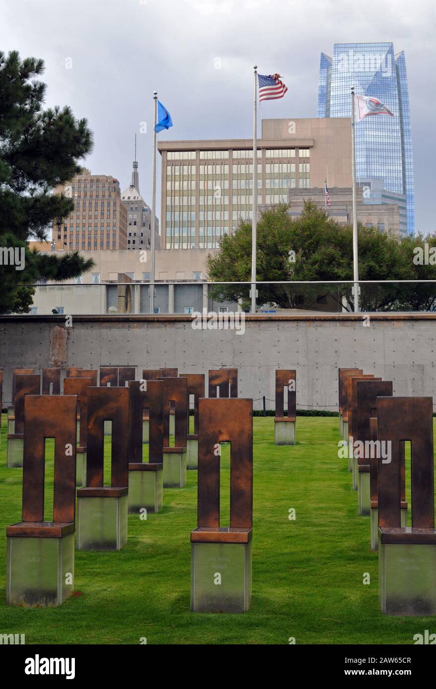 Das Feld mit Leeren Stühlen im Oklahoma City National Memorial. Jeder Stuhl stellt eines der 168 Opfer der LKW-Bombardierung vom 19. April 1995 dar. Stockfoto