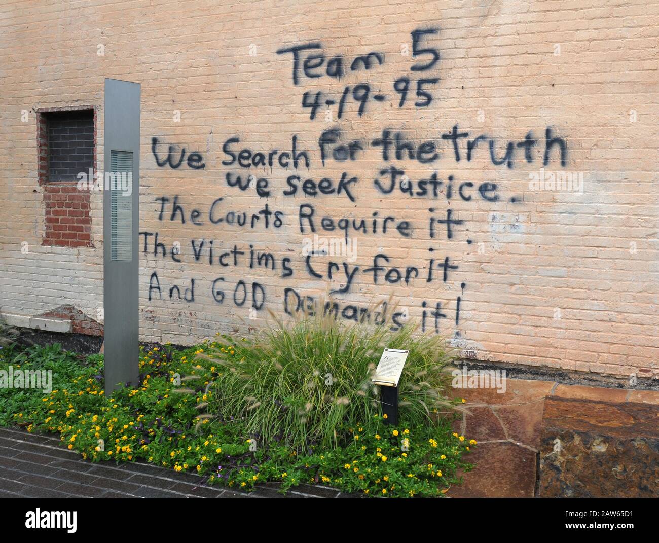 Eine 1995 von Rettungskräften auf einem Gebäude neben dem Bombengelände in Oklahoma City verfasste Botschaft wurde neu gemalt und ist Teil der nationalen Gedenkstätte. Stockfoto