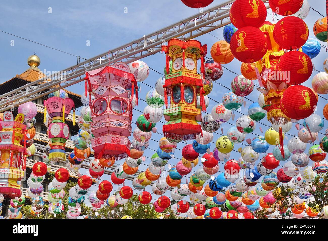 Kaohsiung, TAIWAN - 25. JANUAR 2020: Zur Feier des chinesischen Neujahrs hat das Buddhistische Kloster Fo Guang Shan bunte Festlaternen aufgestellt. Stockfoto