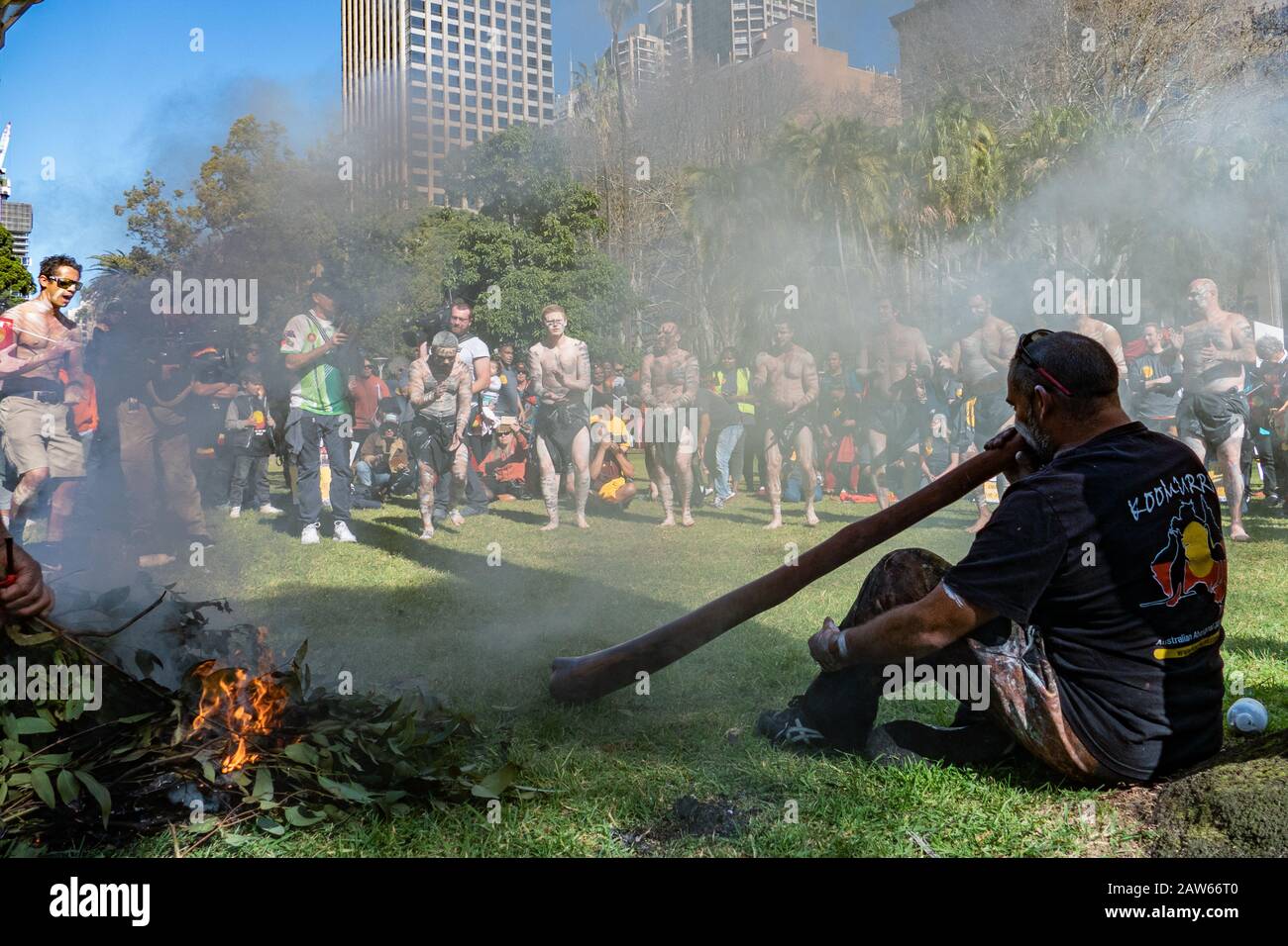 Sydney, NSW, AUSTRALIEN - 9. August 2018: Am Tag der indigenen Völker der Welt marschieren Demonstranten der indigenen Rechte in das NSW-parlamentshaus. Stockfoto