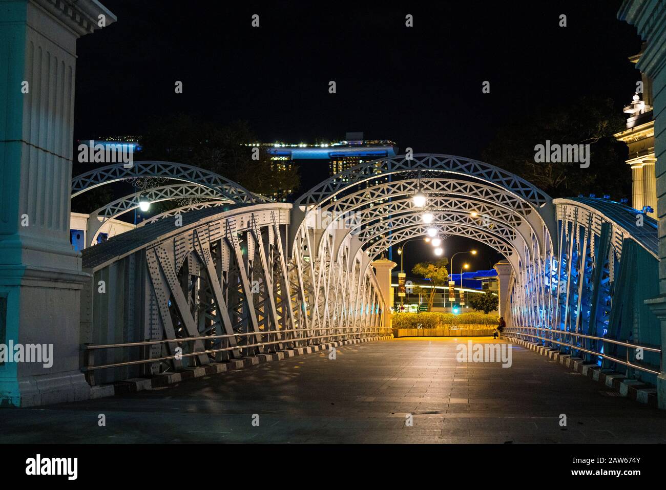 Singapur, April 2019. Anderson Bridge in der Nacht. Es ist eine Fahrzeugbrücke, die sich über den Singapore River erstreckt. Es befindet sich in der Nähe der Flussmünde i Stockfoto