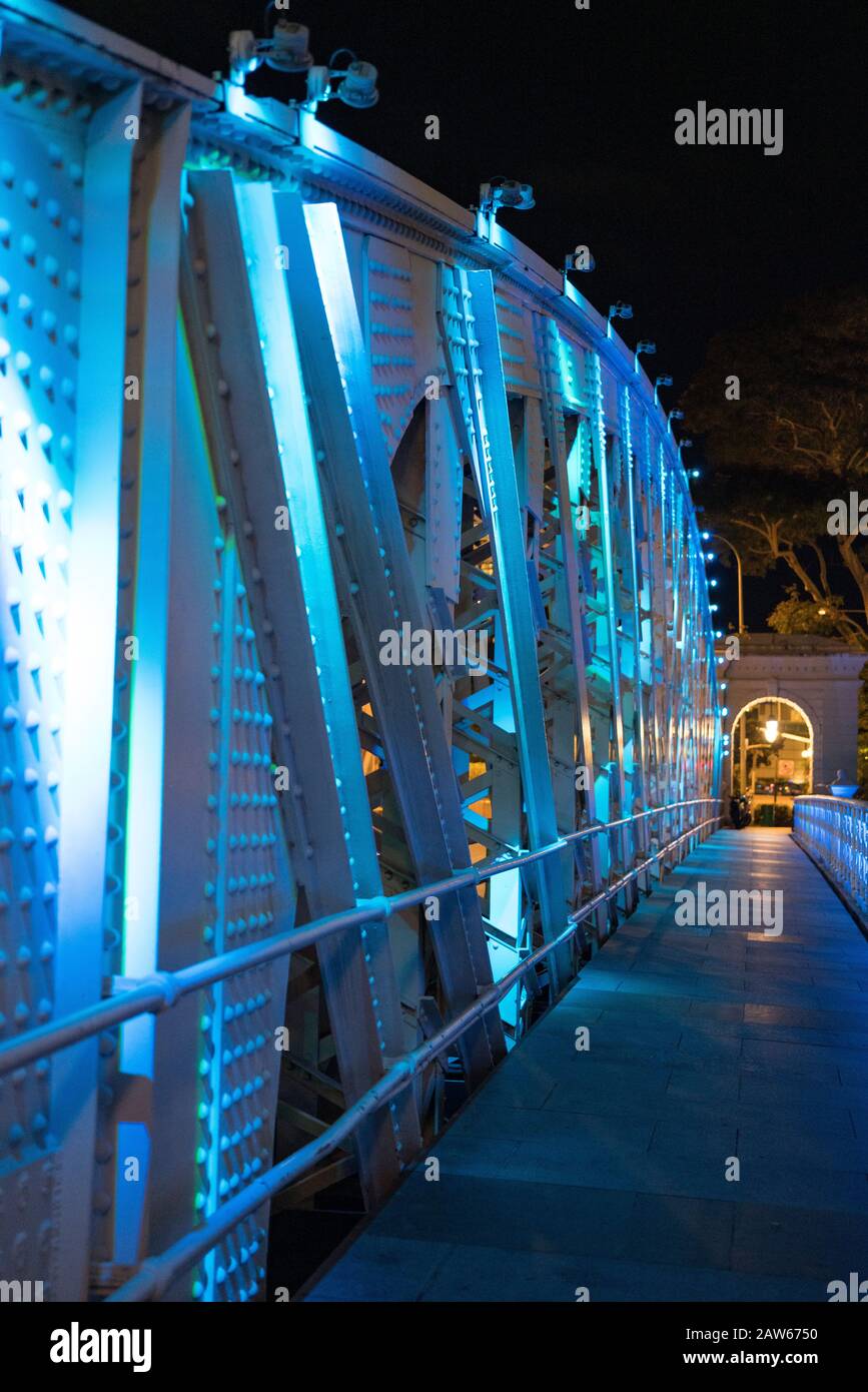 Singapur, April 2019. Anderson Bridge in der Nacht. Es ist eine Fahrzeugbrücke, die sich über den Singapore River erstreckt. Es befindet sich in der Nähe der Flussmünde i Stockfoto