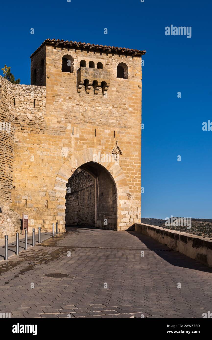 Porta Sant Mateu eines der Stadtmauertore von Morella mit romanischem Fenster und gotischem Bogen in Spanien Stockfoto