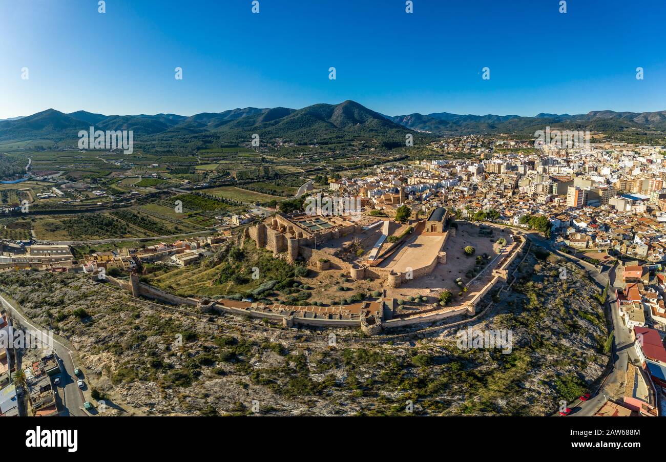 Luftbild der mittelalterlichen Onda teilweise restaurierte mittelalterliche Burgruine in Spanien mit konzentrischen Wänden, halbrunden Türmen, Innen- und vorburg Stockfoto