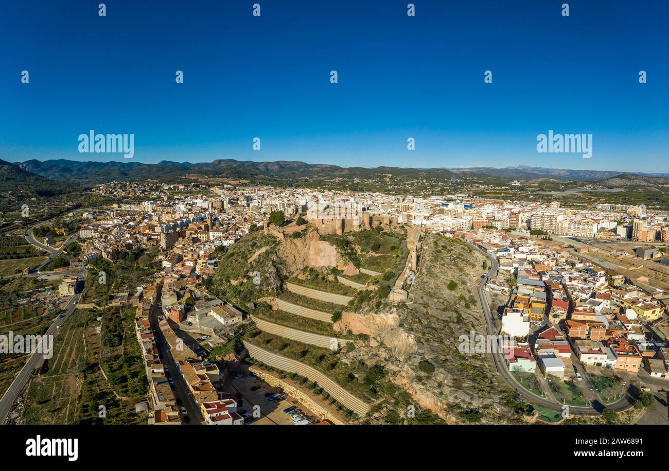 Luftbild der mittelalterlichen Onda teilweise restaurierte mittelalterliche Burgruine in Spanien mit konzentrischen Wänden, halbrunden Türmen, Innen- und vorburg Stockfoto