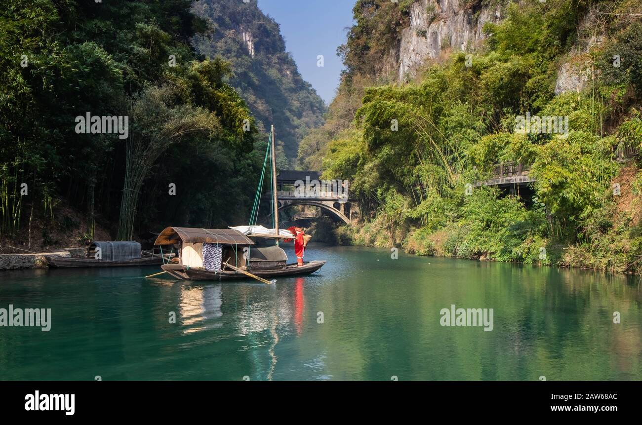 Yichang, HUBEI/CHINA - DEC 25 2019: Die Schauspielerin trägt die chinesische Tradition, um das Traditionsleben zu zeigen, und China förderte den Wanderplatz an Stockfoto