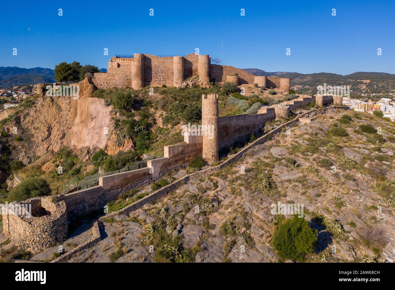 Luftbild der mittelalterlichen Onda teilweise restaurierte mittelalterliche Burgruine in Spanien mit konzentrischen Wänden, halbrunden Türmen, Innen- und vorburg Stockfoto