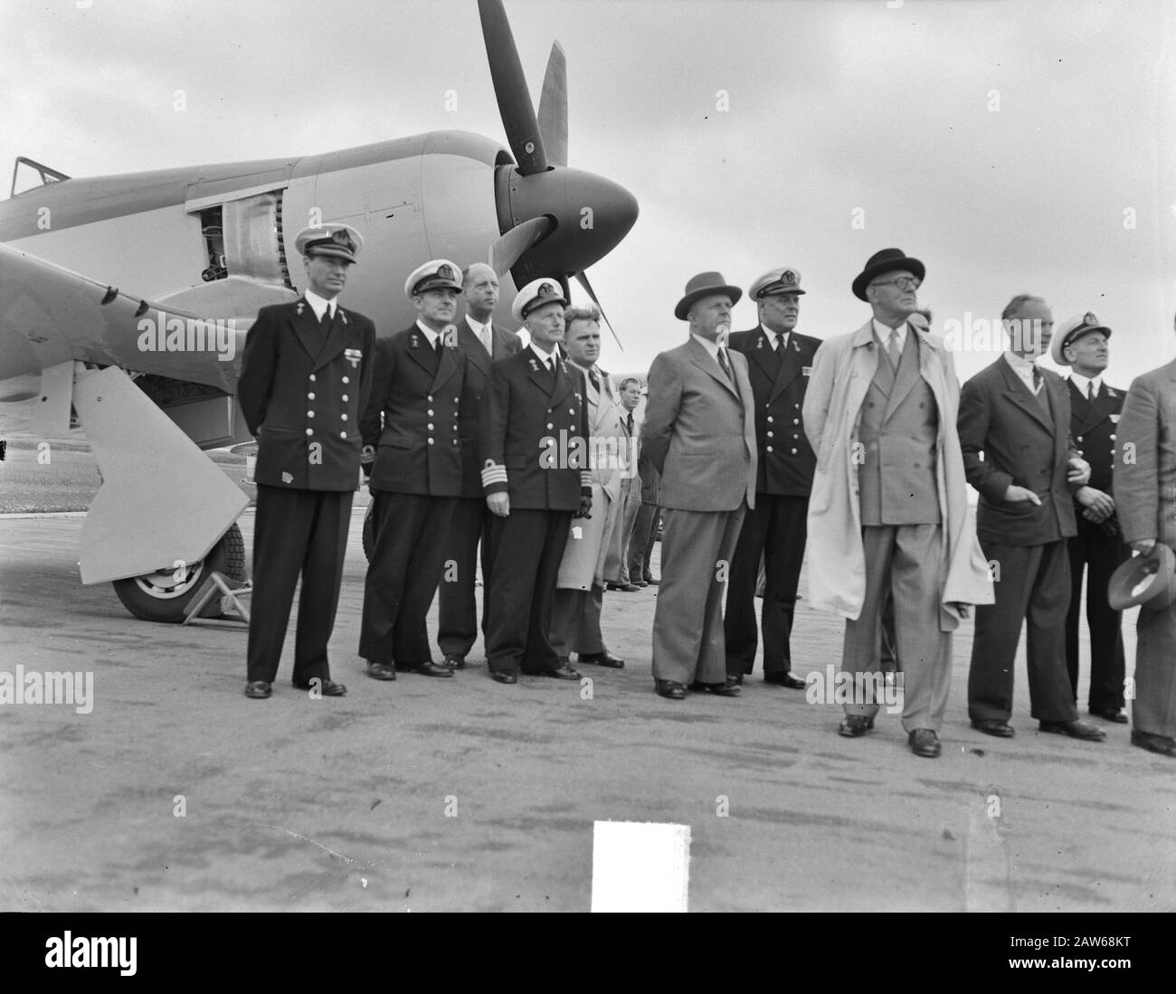 Übertragung einer Reihe von Hawker Sea Fury durch Fokker an die Royal Navy. Datum: 6. Juli 1951 Schlagwörter: Luftfahrt, Marine, Transfers, Flugzeug Stockfoto