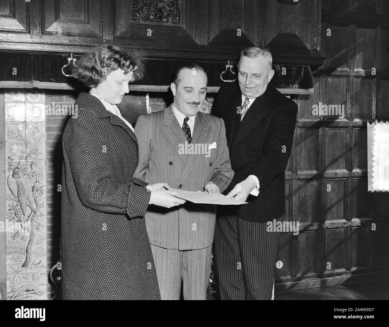 Die Botschaft Argentiniens in den Haag, der Bürgermeister von Urk, G. Keijzer und seine Tochter Puck legten dem Argentinischen Gesandten A.M.R. eine Urkunde vor Valenzuela. Das Zertifikat wird für die Zusammenarbeit angeboten, die dem Bürgermeister und den Urk Fischern in Schwierigkeiten begegnet ist belgische Schiffseigner in Argentinien Datum: 9. April 1952 Ort: Die Haag Schlüsselwörter: Botschaften, Bürgermeister, Diplomaten, Name der Fischerperson: Keijzer, G Keijzer Puck, Valenzuela, AMR Stockfoto