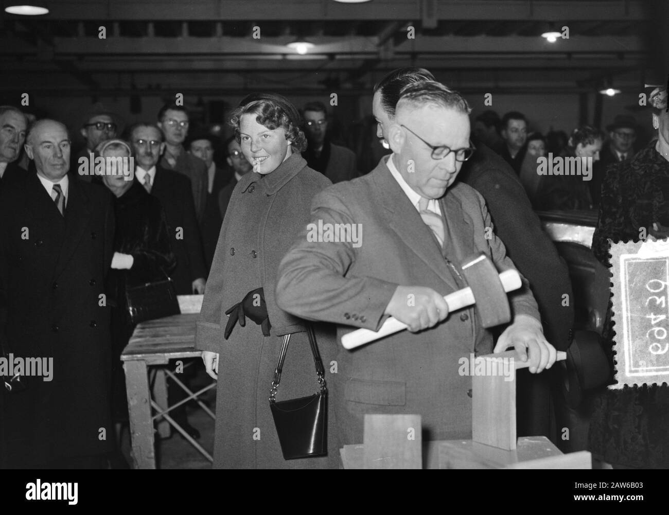 Start Tanker Vasum Princess Beatrix besucht die Werkstätten und die Wirtschaftsschule der niederländischen Dock and Shipbuilding Company (NDSM) Datum: 16. Januar 1955 Standort: Amsterdam Schlagwörter: Trägerraketen, Besuche, Schiffbau, Starts Person Name: Beatrix (Prinzessin Niederlande) Institution Name: MS Vasum Stockfoto