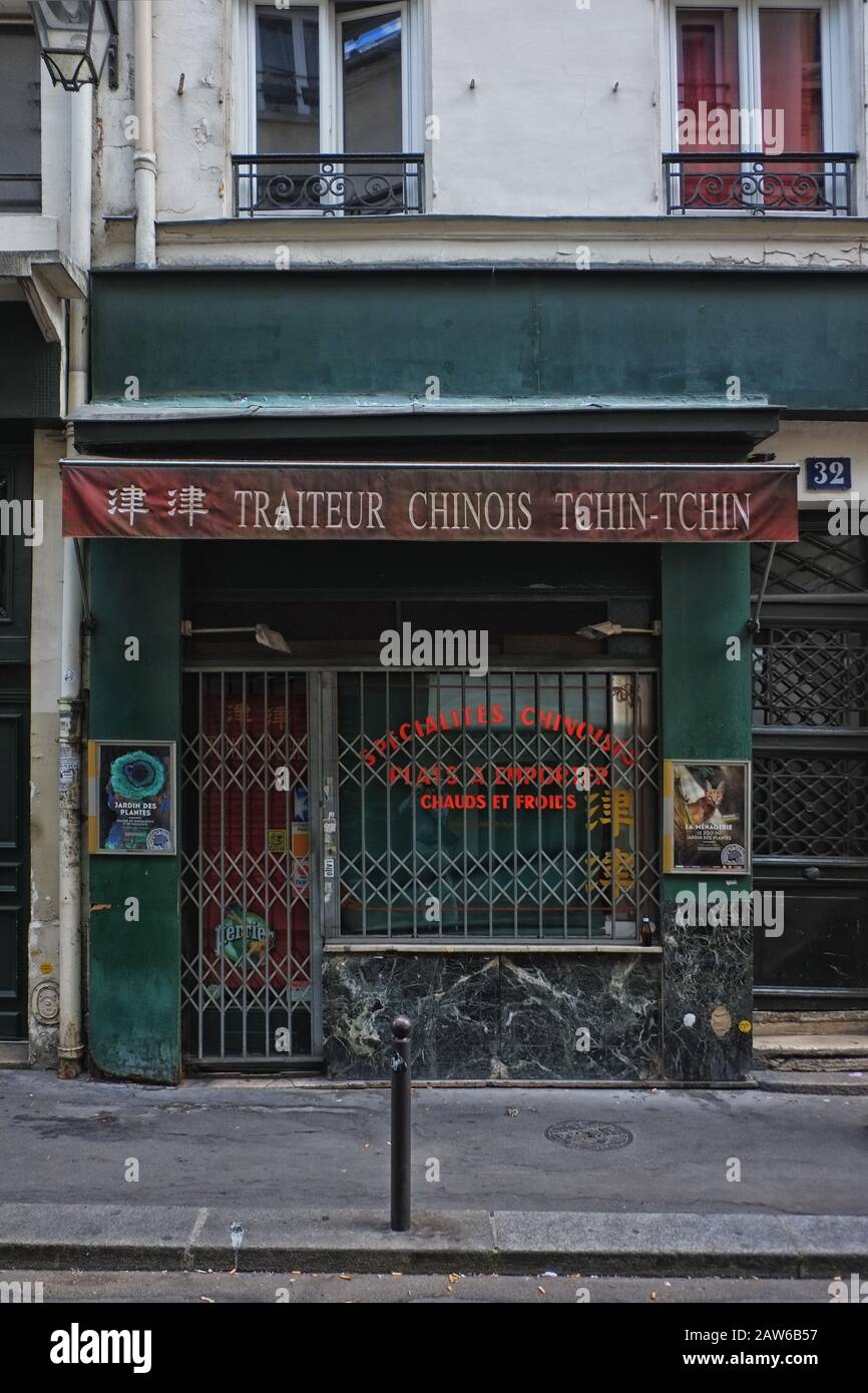 Außenansicht eines chinesischen Restaurants in Paris; Traiteur Chinois Tchin-Tchin mit roter Markise; grüne Wände und konzertane Fenstergrills Stockfoto