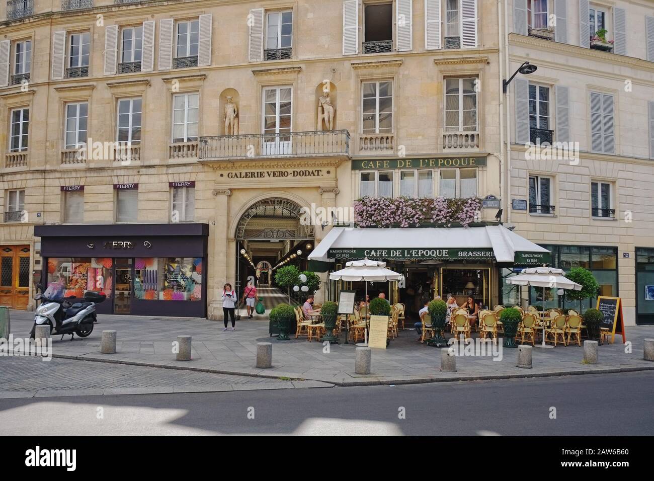 Le Café de l'Epoque und Galerie Véro-Dodat von der Straße aus gesehen an, 2 Rue du Bouloi, 75001 Paris, Frankreich Stockfoto