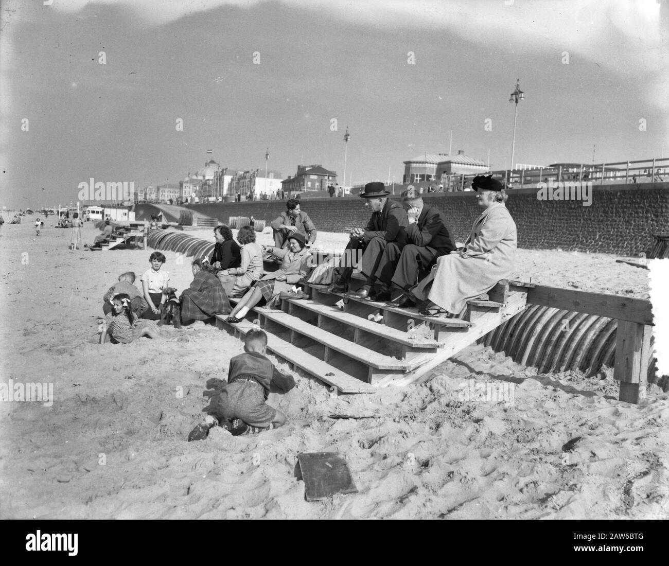 Spätsommertag Strand Scheveningen Datum: 27. September 1953 Standort: Scheveningen, Zuid-Holland Schlüsselwörter: Strände Stockfoto