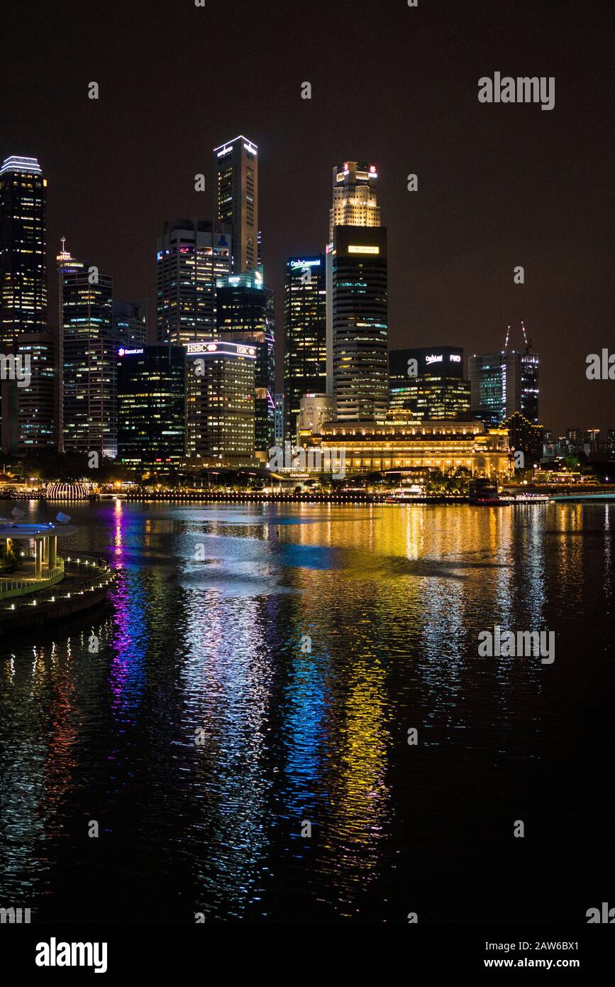 Singapur, April 2019. Die CBD-Gebäude in der Nacht vom Marina Bay Sands aus gesehen. Central Area, auch City Area genannt, und informell Die City, i. Stockfoto