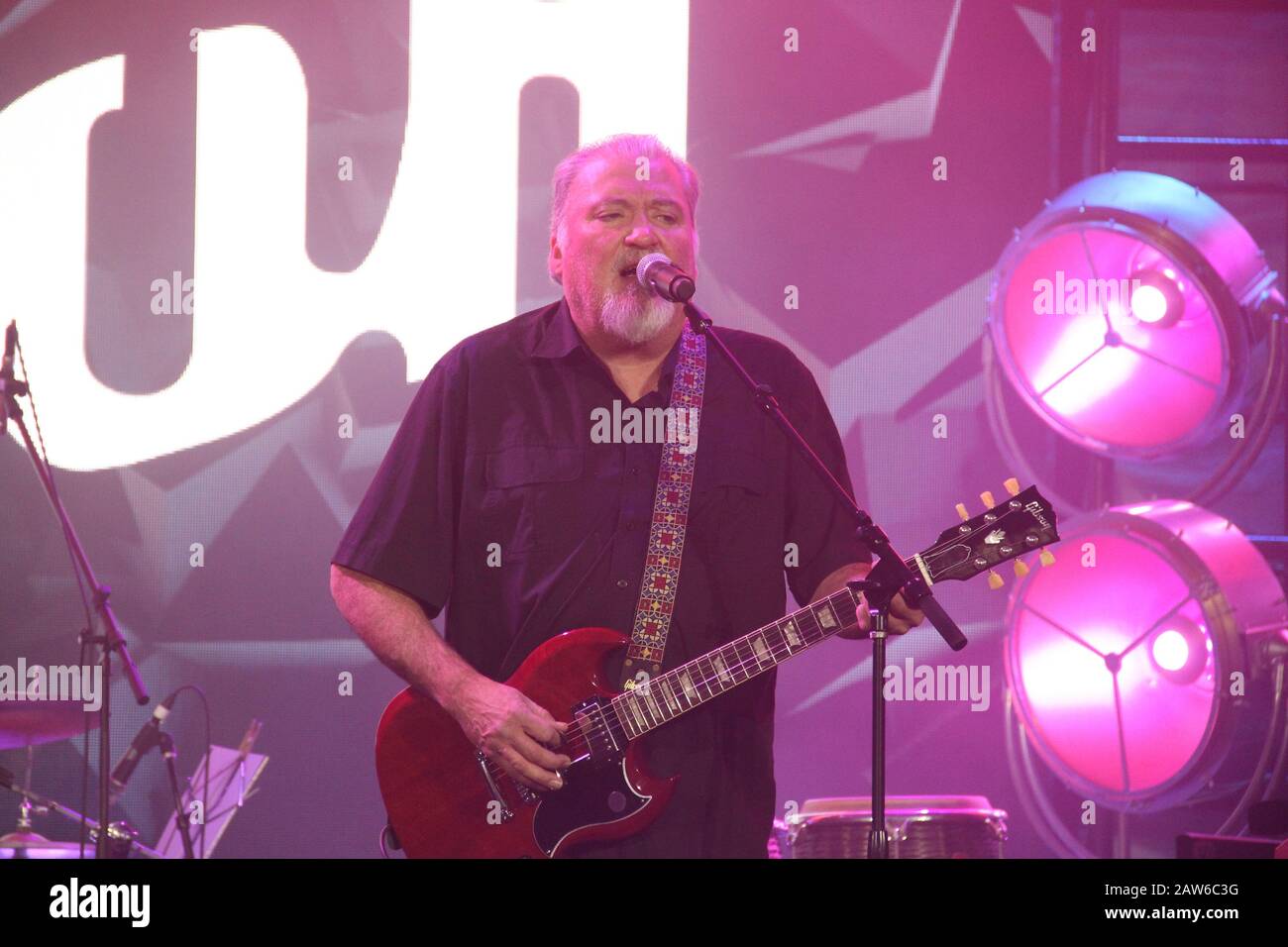 David Hidalgo von Los Lobos tritt auf der Bühne am Gibson Guitars Stand während Des NAMM Show 2020 Media Preview Day auf, der am 15. Januar 2020 im Anaheim Convention Center abgehalten wird. Foto von: Richard Chavez / PictureLux Stockfoto