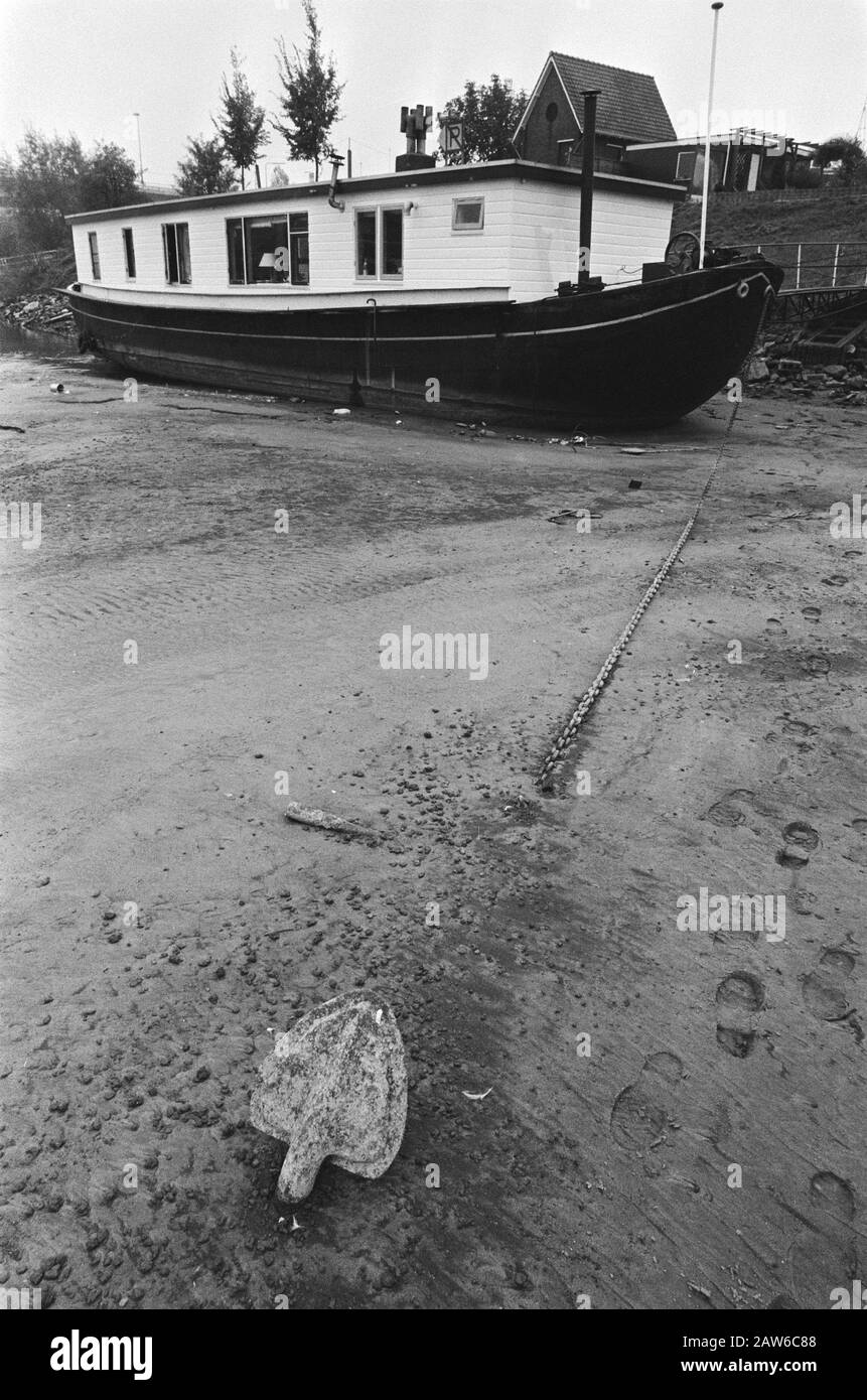 Niedriger Wasserstand in großen Flüssen; reklamiert Schiff im Rhein am Arnhem Datum: 28. Oktober 1985 Standort: Arnhem, Rheinische Stichwörter: Flüsse, Schiffe Stockfoto