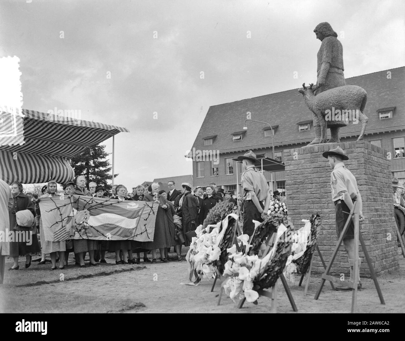 Prinzessin Wilhelmina enthüllt Winterswijk Statue Tante Riek 'Anmerkung: Tante Riek trägt den Spitznamen Widerstandsfrau Helena Theodora [Helen] Kuipers-Rietberg. Die Statue wurde von Gerrit Bolhuis entworfen Datum: 4. Mai 1955 Ort: Gelderland, Winterswijk Schlüsselwörter: Kränze, Enthüllungen, Kriegsdenkmälern, Pfadfindern, Statuen Personenname: Kuipers-Rietberg, Helena Theodora Stockfoto