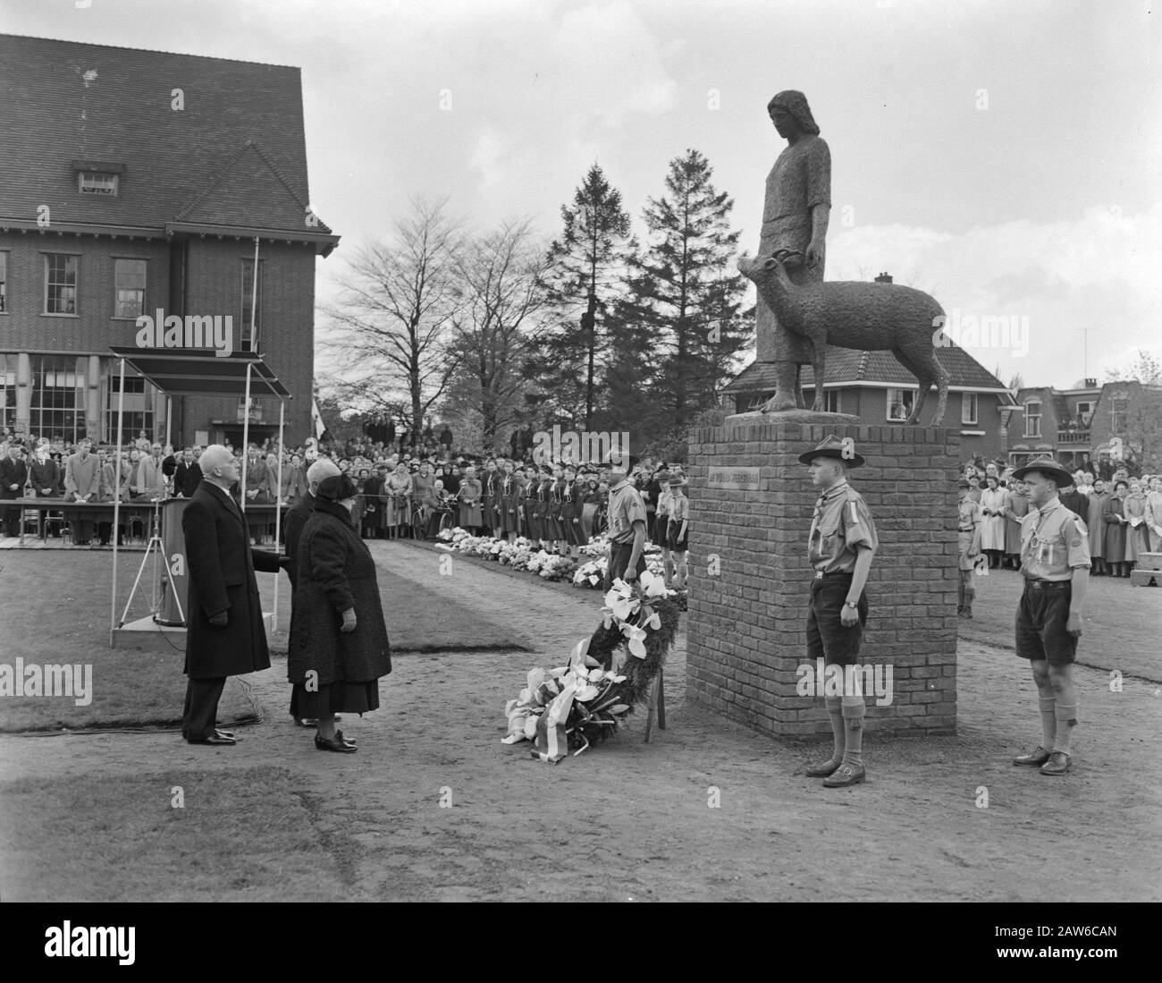 Prinzessin Wilhelmina enthüllt das Bild von Tante Riek 'Winterswijk Anmerkung: Tante Riek trägt den Spitznamen Widerstandsfrau Helena Theodora [Helen] Kuipers-Rietberg. Die Statue wurde von Gerrit Bolhuis entworfen Datum: 4. Mai 1955 Ort: Gelderland, Winterswijk Schlüsselwörter: Kränze, Enthüllungen, Kriegsdenkmale, Pfadfinder, Statuen Personenname: Kuipers-Rietberg, Helena Theodora Wilhelmina (Prinzessin Niederlande) Stockfoto