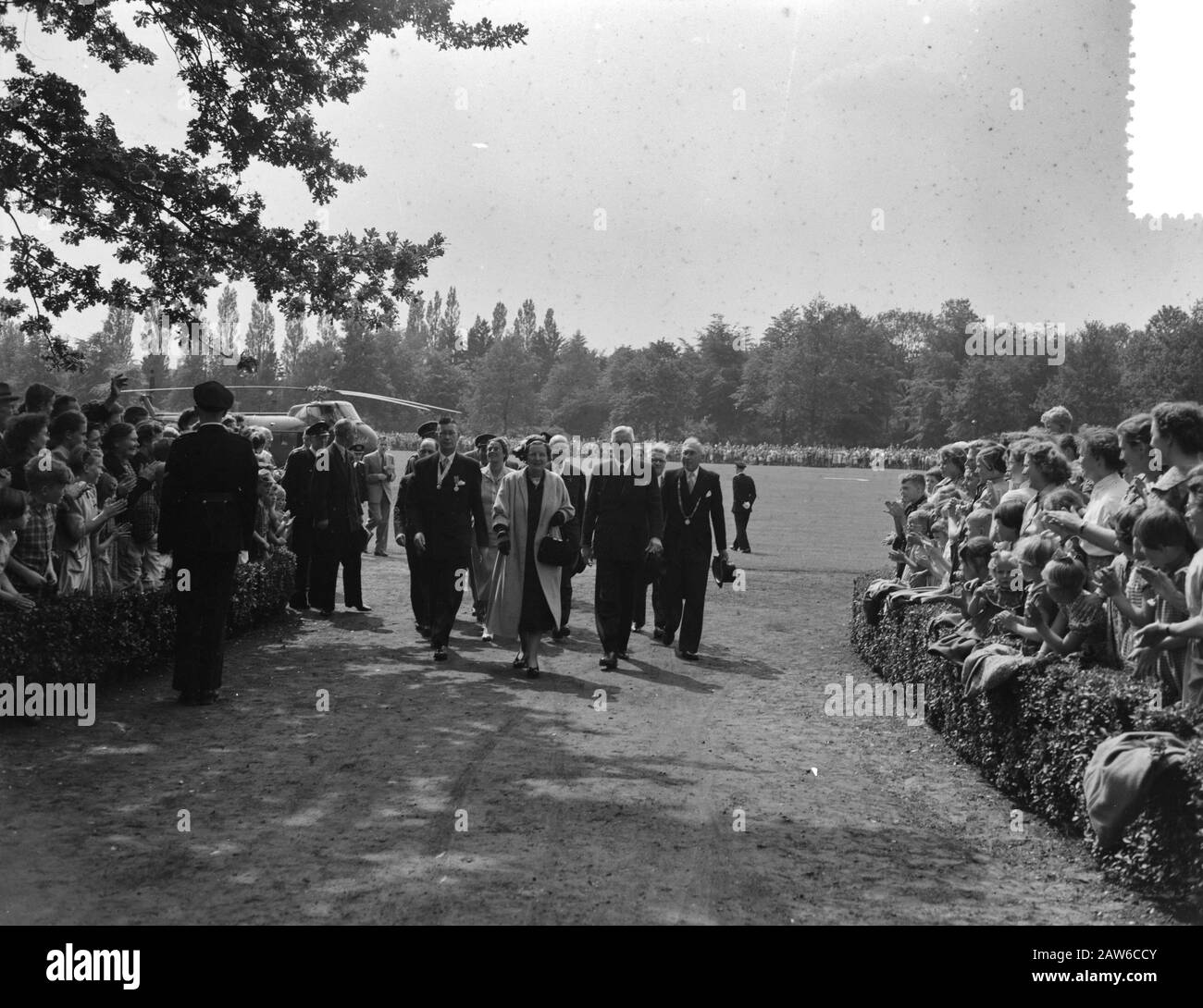 Königin Juliana besucht den 2. Jahrestag des Kongresses Niederländische Vereinigung Politischer Gefangener in Enschede. Empfang durch Herrn E. ch. Aalders Datum: 22. Juni 1955 Ort: Enschede Personenname: Aalders, E. Ch., Juliana (Königin Niederlande) Stockfoto