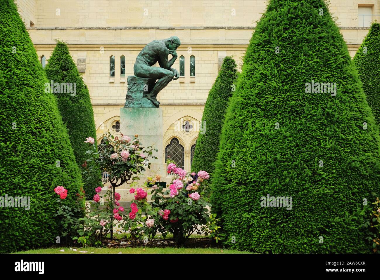 Der Denker, der sein Ding im Rosengarten macht, mit Topiarbäumen, kannst du es schneiden? Musée Rodin, Hôtel Biron, Paris, Frankreich Stockfoto